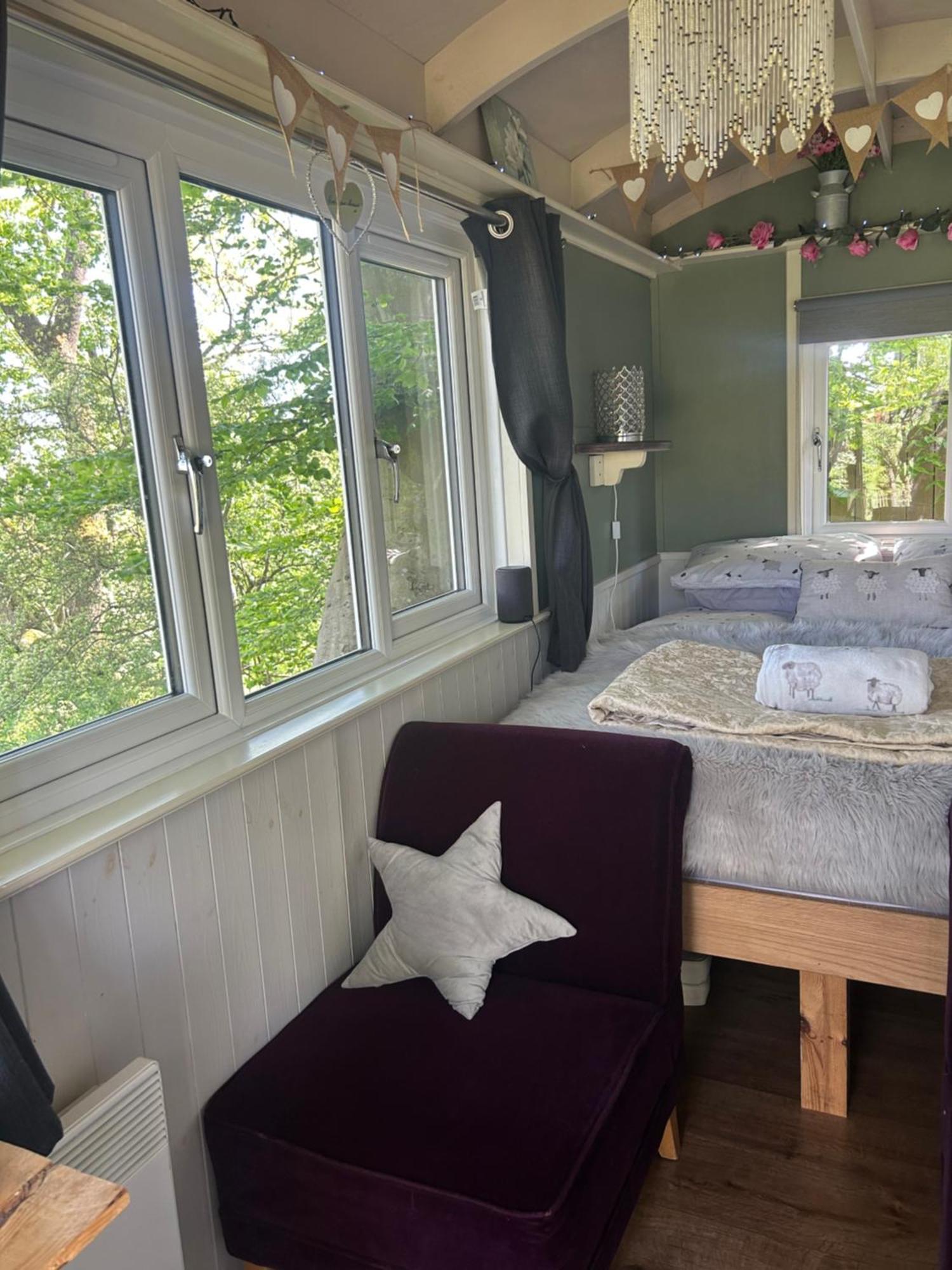 Rhodes To Serenity - Waterfall Shepherds Hut Cauldon Экстерьер фото