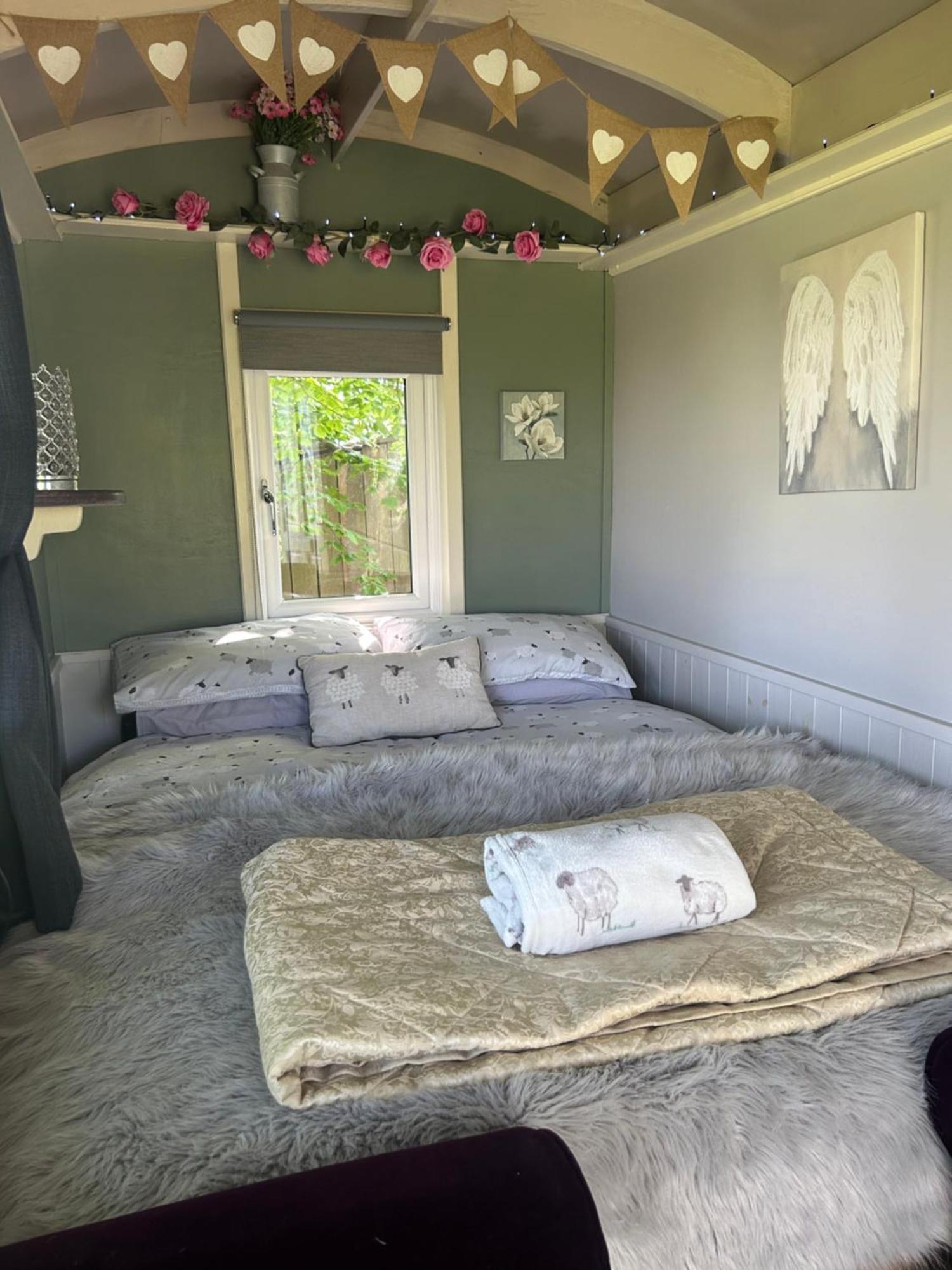 Rhodes To Serenity - Waterfall Shepherds Hut Cauldon Экстерьер фото